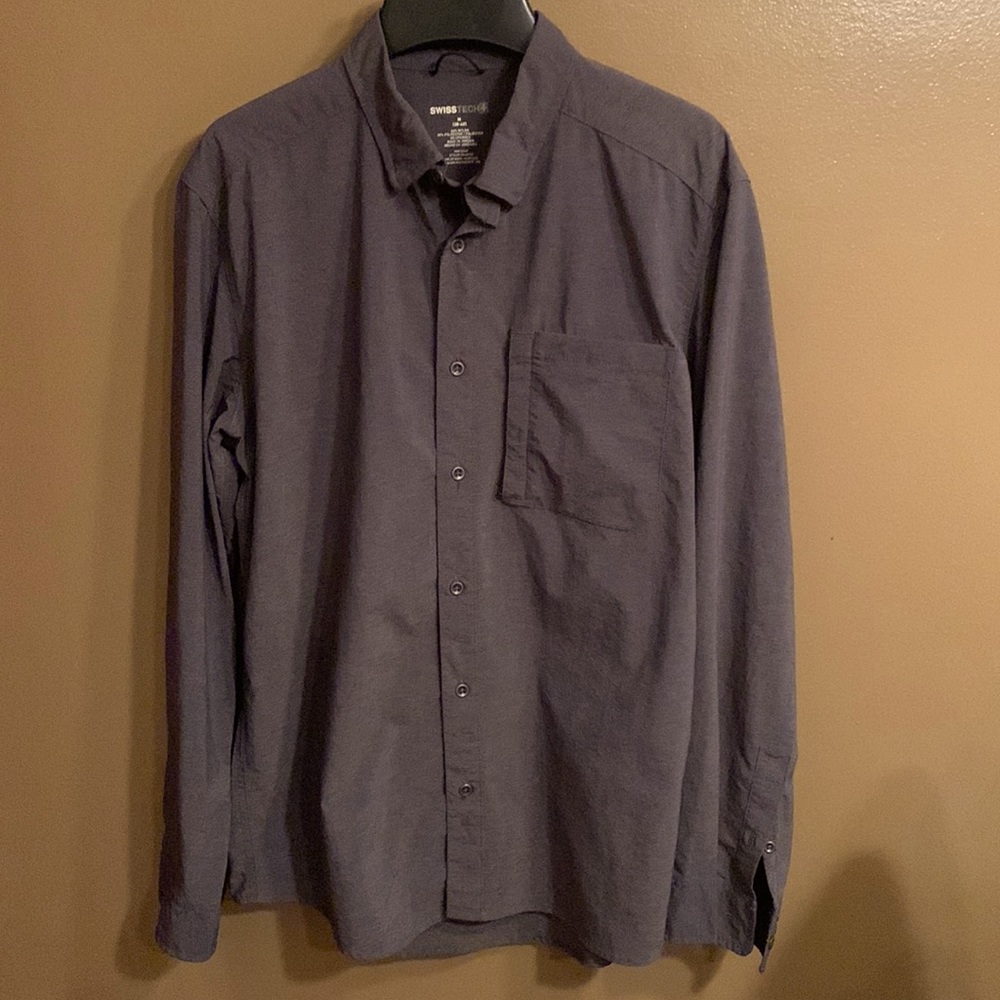 Mens Swiss Tech button down shirt. Size M.